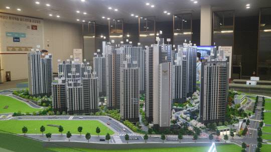 롯데건설이 지난해에 이어 올해 부산진구에서 새 아파트를 분양한다. 사진은 백양산 롯데캐슬 골드센트럴 단지모형도.
이상현기자