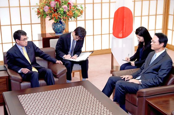 2018년 10월 30일 고노 다로 일본 외상(왼쪽)이 도쿄 외무성에서 이수훈 주일 한국대사(오른쪽)를 초치해 한국 대법원의 강제징용 배상 판결에 대해 항의하고 있다. [로이터=연합뉴스]