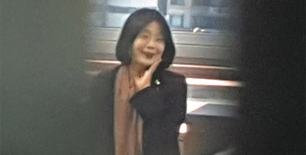 더불어민주당 윤미향 의원이 1일 오전 의원회관 사무실에서 보좌진과 웃으며 대화하는 모습이 카메라에 잡혔다./남강호 기자