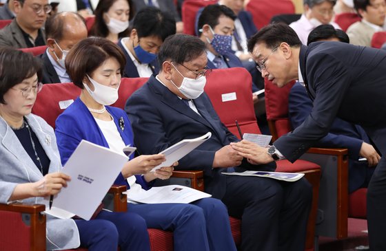 일하는 국회를 위한 국회 개혁과제 토론회에 참석한 민주당 의원들. 연합뉴스