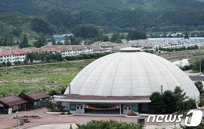북한 고성군 온정리 마을과 금강산 문화회관. 2018.8.21/뉴스1 © News1
