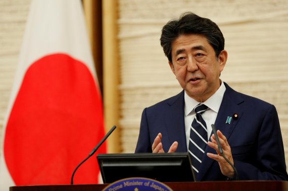 아베 신조 일본 총리가 지난달 총리관저에서 긴급사태 해제에 관한 기자회견을 하고 있다. 로이터 뉴스1