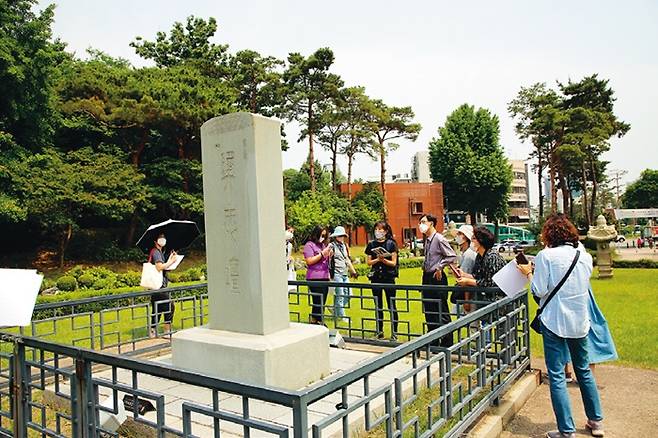 장충단비(서울시 유형문화재 제1호) 주변에서 김해경 교수와 답사객들이 숨을 고르고 있다.