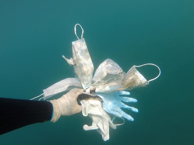 프랑스 비정부 환경단체 '깨끗한 바다 작전'(Clean Sea Operation)이 지중해에서 수거한 마스크와 일회용 장갑. 페이스북 캡처