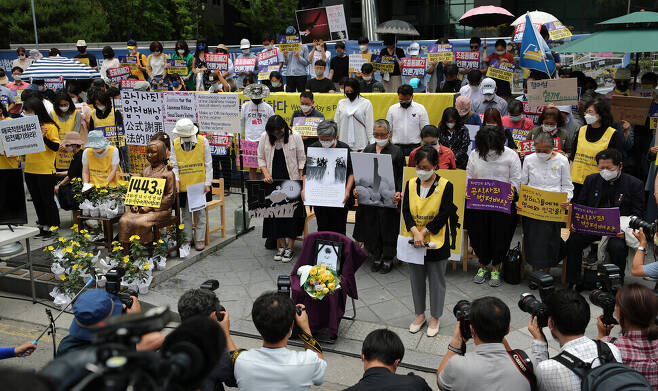 `제1443차 일본군 위안부 피해자 문제해결을 위한 정기 수요시위' 참가자들이 일본군 ‘위안부’ 피해 생존자 쉼터를 14년동안 지켜온 고 손영미 ‘평화의 우리집’ 소장을 추모하며 묵념하고 있다. 이종근 기자