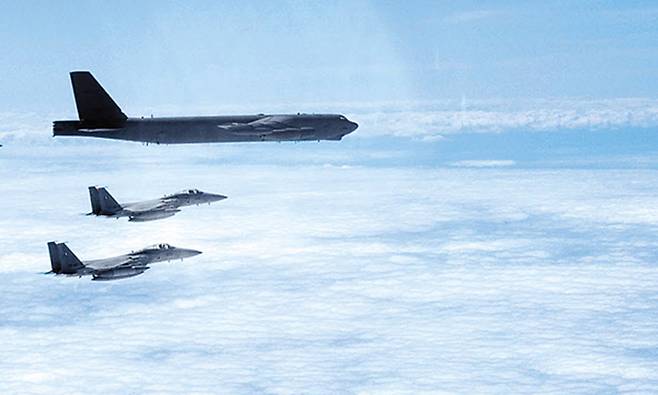 美본토서 日까지 날아온 전략폭격기 B-52 - 미 공군 전략폭격기 B-52H가 미국 본토 기지를 떠나 지난 17일 일본 근해에서 일본 자위대 전투기와 함께 비행하고 있다. 미 태평양공군사령부는 19일 이 사진을 공개했다. /미 태평양 공군