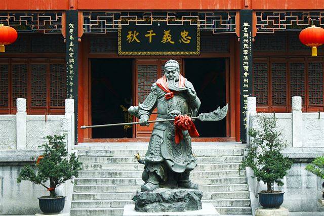 징저우 관제묘 삼의루에 청룡언월도를 든 관우 동상이 세워져 있다. 관우는 소설 속에서나 현실에서나 영웅으로 추앙받는 중국 삼국시대 대표적 인물이다.