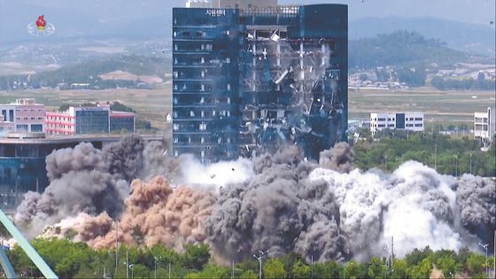 조선중앙TV가 보도한 개성 남북공동연락사무소 폭파 장면. 뉴시스