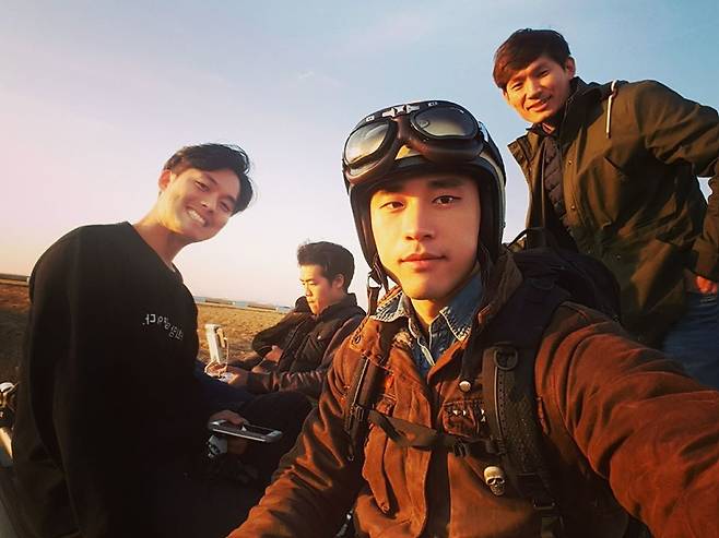 시간 날 때마다 다녔던 국내여행. 여행을 하며 많은 청춘들의 이야기를 들을 수 있었다. 사진 맨 왼쪽이 홍 씨다.