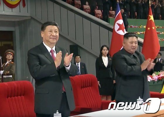 지난해 6월 20일 북중 수교 70주년을 기념해 북한을 방문한 시진핑 중국 국가주석이 평양 5.1 경기장에서 김정은 북한 국무위원장과 함께 박수를 치고 있다. [뉴스1]