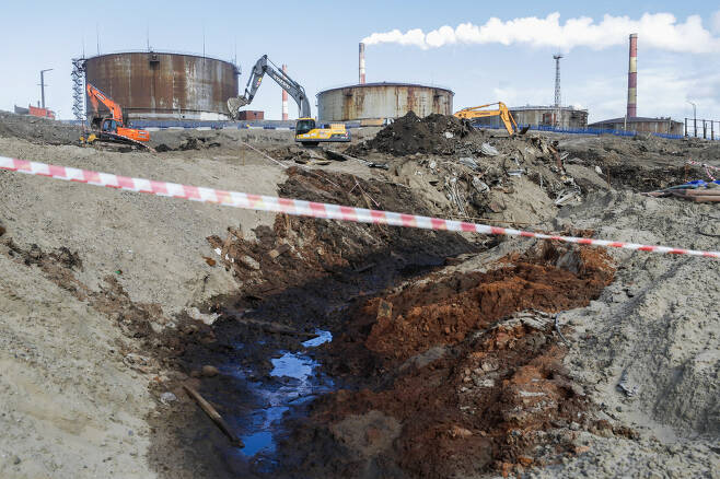 노릴스크의 열병합발전소 연료저장고에 대한 복구 작업이 진행되고 있다.   타스연합뉴스