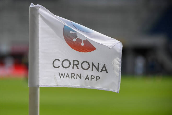△독일 북부 파더보른의 축구경기장에 ‘코로나19’라고 쓰여진 깃발이 쓰여져있다. [사진=afp제공]