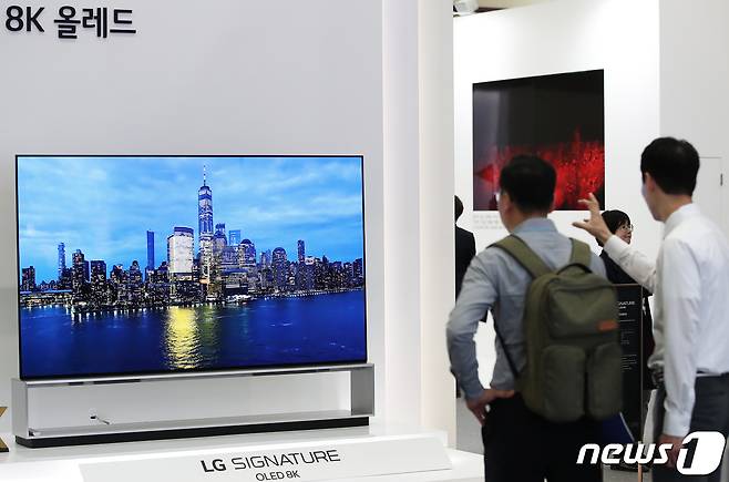 LG디스플레이가 생산한 88인치 8K 패널을 탑재한 LG전자의 'LG 시그니처 8K 올레드' TV/뉴스1 © News1 오대일 기자