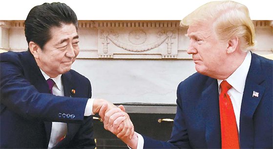 2018년 6월 백악관에서 만난 아베 신조 일본 총리(왼쪽)와 도널드 트럼프 미국 대통령. [중앙포토]