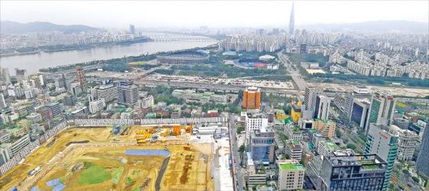 정부가 ‘6·17 부동산 대책’에서 내놓은 전세대출 회수, 토지거래허가구역 지정 등에 따른 명확한 세부 지침이 없어 시장 혼란이 가중되고 있다. 토지거래허가구역으로 지정된 서울 삼성동 일대. 강은구 기자 egkang@hankyung.com