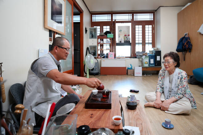 일본군 ‘위안부’ 피해자이자 여성인권운동가인 이용수 할머니가 지난 19일 부산에 있는 한 사찰을 방문해 도관 스님과 위안부 운동의 방향을 놓고 대화하고 있다.   이준헌 기자 ifwedont@kyunghyang.com