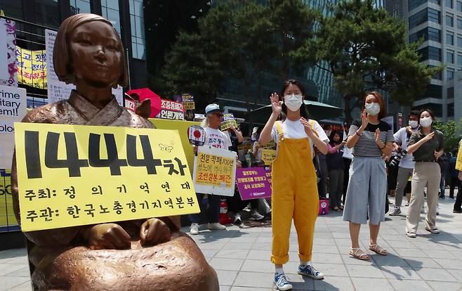 ‘제1444차 일본군 위안부 피해자 문제해결을 위한 정기 수요시위’가  지난 17일 서울 종로구 옛 주한 일본대사관 앞에서 열리고 있다.  김기남 기자 kknphoto@kyunghyang.com