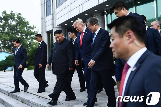 문재인 대통령과 도널드 트럼프 미국 대통령, 김정은 북한 국무위원장이 30일 오후 회동을 마친 후 판문점을 나서고 있다. © AFP=뉴스1 © News1 포토공용 기자