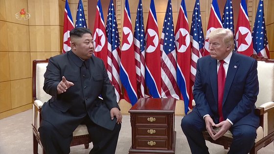 도널드 트럼프 미국 대통령과 김정은 북한 국무위원장이 지난해 6월 30일 판문점 남측 지역인 자유의집에서 회동하고 있다. [사진 연합뉴스]