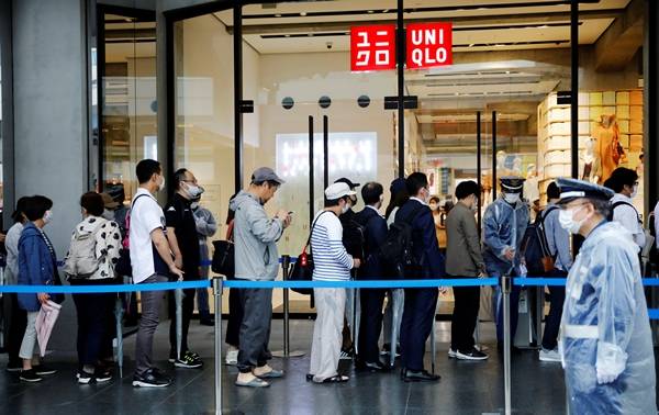 지난 19일 일본 도쿄의 한 유니클로 매장에서 마스크를 구매하려는 시민들이 긴 줄을 늘어서고 있다. 로이터 연합뉴스