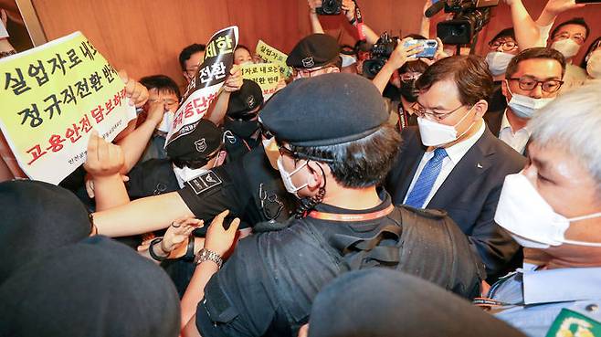 격한 항의 받는 구본환 인천국제공항공사 사장