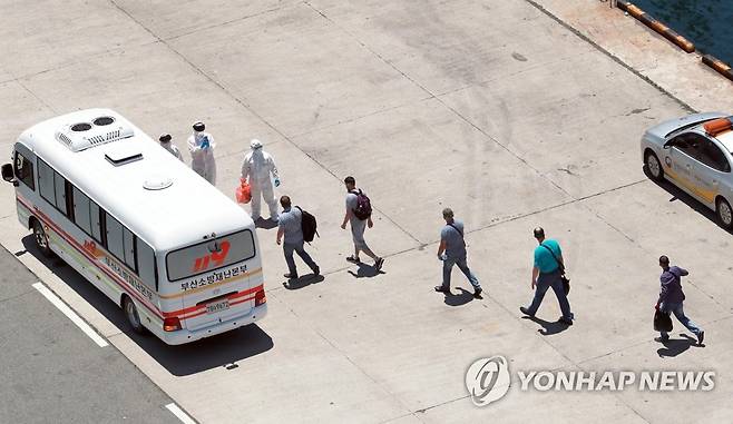 부산 입항 러시아 선원 치료 (부산=연합뉴스) 조정호 기자 = 23일 부산 감천항에 정박 중인 러시아 국적 냉동 화물선 A호(3천401t)에서 코로나19 확진 판정을 받은 선원들이 선내 격리 생활을 마치고 병원 치료를 위해 119차량에 오르고 있다. 2020.6.23 ccho@yna.co.kr