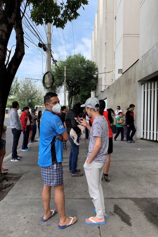 멕시코의 수도 멕시코 시티 주민들이 지진발생후 건물밖으로 피신해 있다. [이미지출처=EPA연합뉴스]