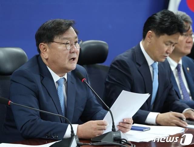 김태년 더불어민주당 원내대표가 25일 오전 서울 여의도 국회 의원회관에서 열린 정책조정회의에서 모두발언을 하고 있다/사진=뉴스1