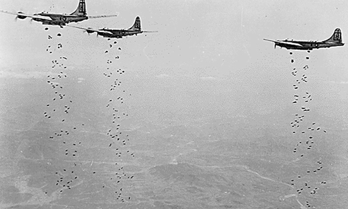 1951년 1월 국가기록원에서 찍은 이 사진은 B-29 '수퍼포트리스' 폭격기가 북한 내 중국공산당의 전략적 지역에 폭탄을 투하하는 장면이다. AFP연합뉴스