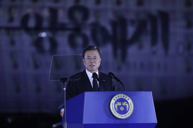 문재인 대통령이 25일 서울공항에서 열린 6·25전쟁 70주년 행사에서 기념사를 하고 있다. 연합뉴스