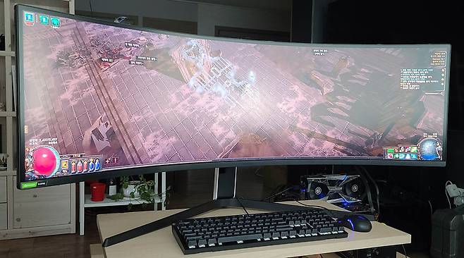 삼성 오디세이 G9 울트라와이드 게이밍 모니터.