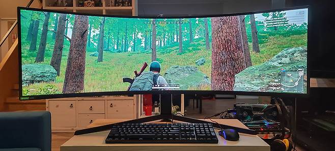 화면이 시야에 가득 차 게임 내 몰입이 쉽다.