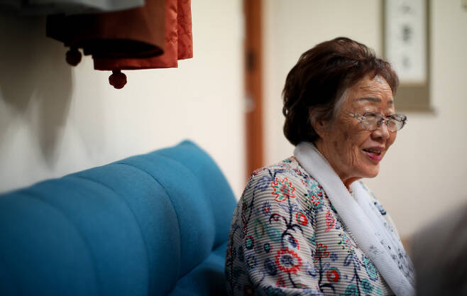 여성인권운동가 이용수  할머니가 19일 부산시에 있는 한 사찰을 방문해 도관스님을 만나고 있다. 이준헌 기자 ifwedont@khan.kr
