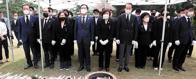 미래통합당 의원 25명이 26일 백범 김구(金九) 선생 서거 71주년을 맞아 서울 용산구 효창공원 내 묘소를 참배하고 있다. /조인원 기자
