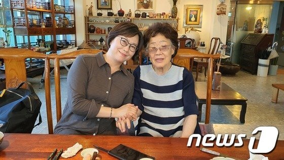 26일 대구 남구의 한 찻집에서 만난 이용수 할머니와 이나영 정의연 이사장. /사진=뉴스1