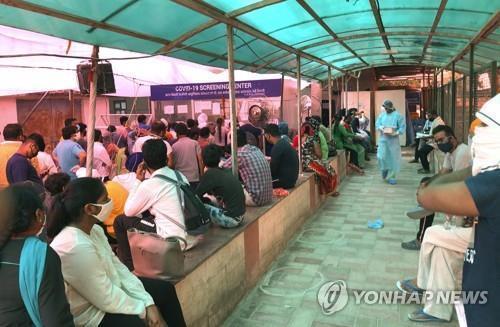 인도 뉴델리 코로나19 지정병원에서 진료를 기다리는 시민들 [AP=연합뉴스]
