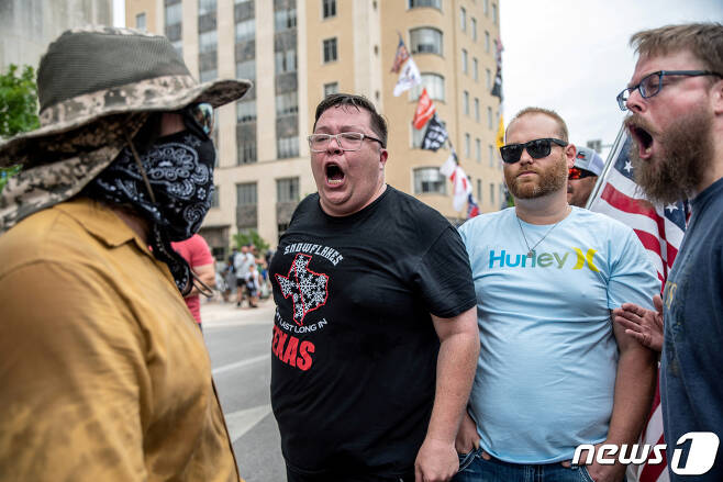 미국 텍사스주 오스틴 주민들이 마스크 착용을 거부하는 시위를 벌이고 있다. © 로이터=뉴스1