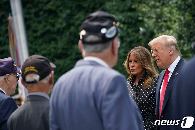 도널드 트럼프 미국 대통령이 마스크를 쓰지 않고 노령의 한국전쟁 참전용사와 얘기를 하고 있다.© AFP=뉴스1 © News1
