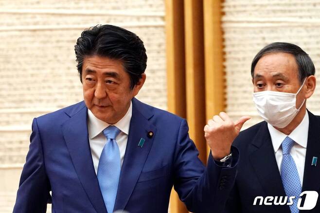 아베 신조 일본 총리(왼쪽)과 스가 요시히데 관방장관 <자료사진> © AFP=뉴스1