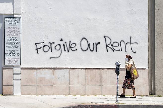 미 캘리포니아주 로스앤젤레스 길거리 담벼락에 쓰인 '집세를 탕감해달라'는 문구/사진=AFP