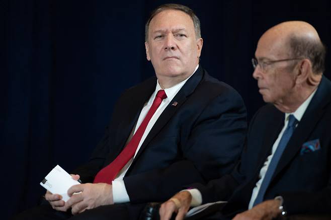 마이크 폼페이오(왼쪽) 미국 국무부 장관과 윌버 로스 미국 상무부 장관. (사진=AFP)