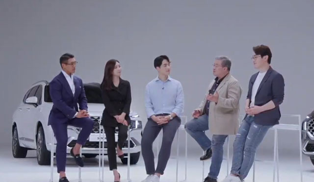 크리에이터 야생마(왼쪽부터), 권봄이 카레이서, 시승현 국내마케팅2팀 매니저, 나윤석 자동차 칼럼니스트, 전승용 자동차 전문 기자가 '더 뉴 싼타페'의 상품성에 대해 이야기하고 있다. /현대차 유튜브 영상 캡처