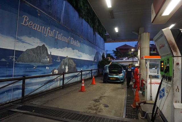 독도 벽화가 그려진 자카르타 맘팡CNG충전소에서 택시 기사들이 가스를 충전하고 있다. 자카르타=고찬유 특파원