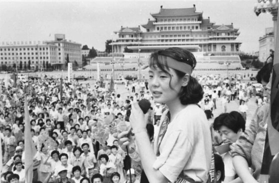 1989년 7월 평양 세계청년학생축전에 전대협 대표로 참가한 한국외대 재학생 임수경이 몰려든 북한 군중 앞에서 연설하고 있다. '임수경 현상'이 생겼을 정도로 북한 주민들에게 문화 충격을 줬다. [중앙포토]