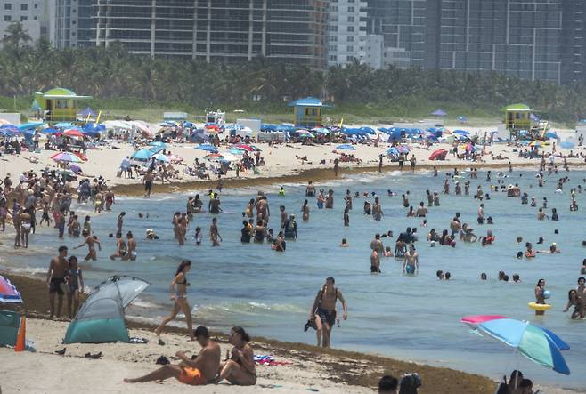 24일(현지 시각) 미국 플로리다 주 마이애미 해변에서 신종 코로나바이러스 감염증(코로나19) 확산에도 불구하고 수많은 사람이 해수욕을 즐기고 있다. ⓒ 연합뉴스