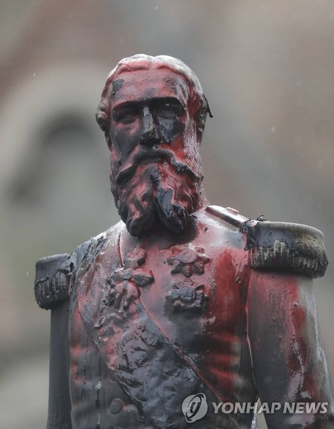 '가혹한 식민통치' 훼손 당한 벨기에 국왕 동상 (안트베르펜 EPA=연합뉴스) 벨기에의 안트베르펜에 있는 국왕 레오폴드 2세(1835-1909)의 동상이 지난 5일(현지시간) 불에 그을리고 붉은 페인트로 훼손돼 있다. 벨기에 국내에서는 최근 미국에서 벌어지는 반인종차별 시위를 계기로 레오폴드 2세가 재위 시절에 옛 식민지였던 콩고에서 자행한 학살을 문제삼아 전국에 있는 그의 모든 동상을 철거하라는 2건의 청원이 제기된 것으로 알려졌다. jsmoon@yna.co.kr