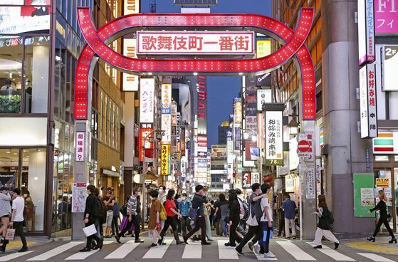 지난달 6일 오후 일본 도쿄도(東京都)의 대표적인 유흥가인 가부키초(歌舞伎町)가 행인들로 붐비고 있다.