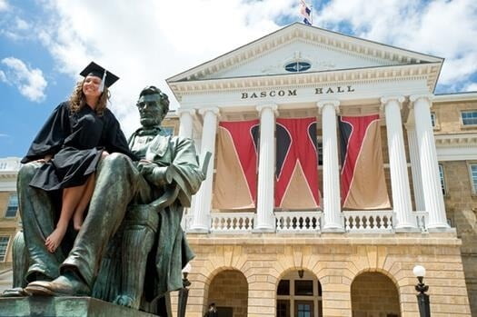 미국 위스콘신대학 졸업생이 본관 앞 링컨 동상에 앉아 기념 사진을 찍고 있다. /사진=위스콘신대학 매거진