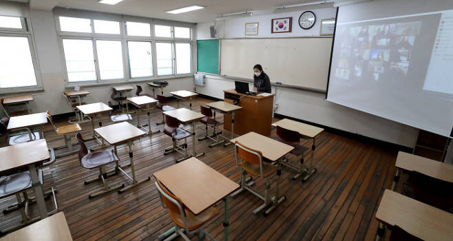 서울 마포구 서울여자고등학교에서 한 선생님이 수업을 하고 있다.