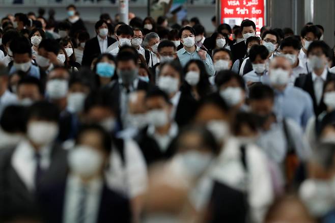 일본의 신종 코로나바이러스 감염증(코로나19) 긴급사태 해제 첫날인 26일(현지시간) 도쿄 시나가와 역이 마스크를 쓴 시민들로 붐비고 있다. [연합]